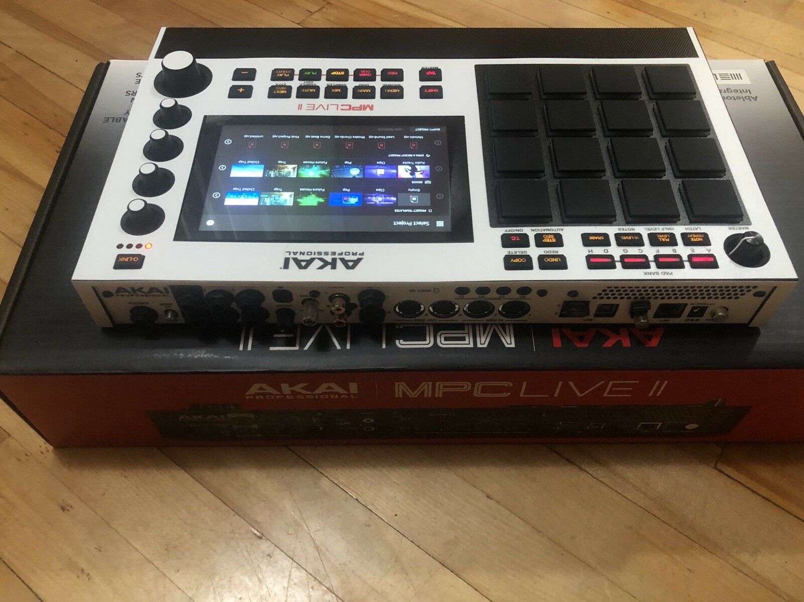Akai Professional MPC Live II Silver — 4
