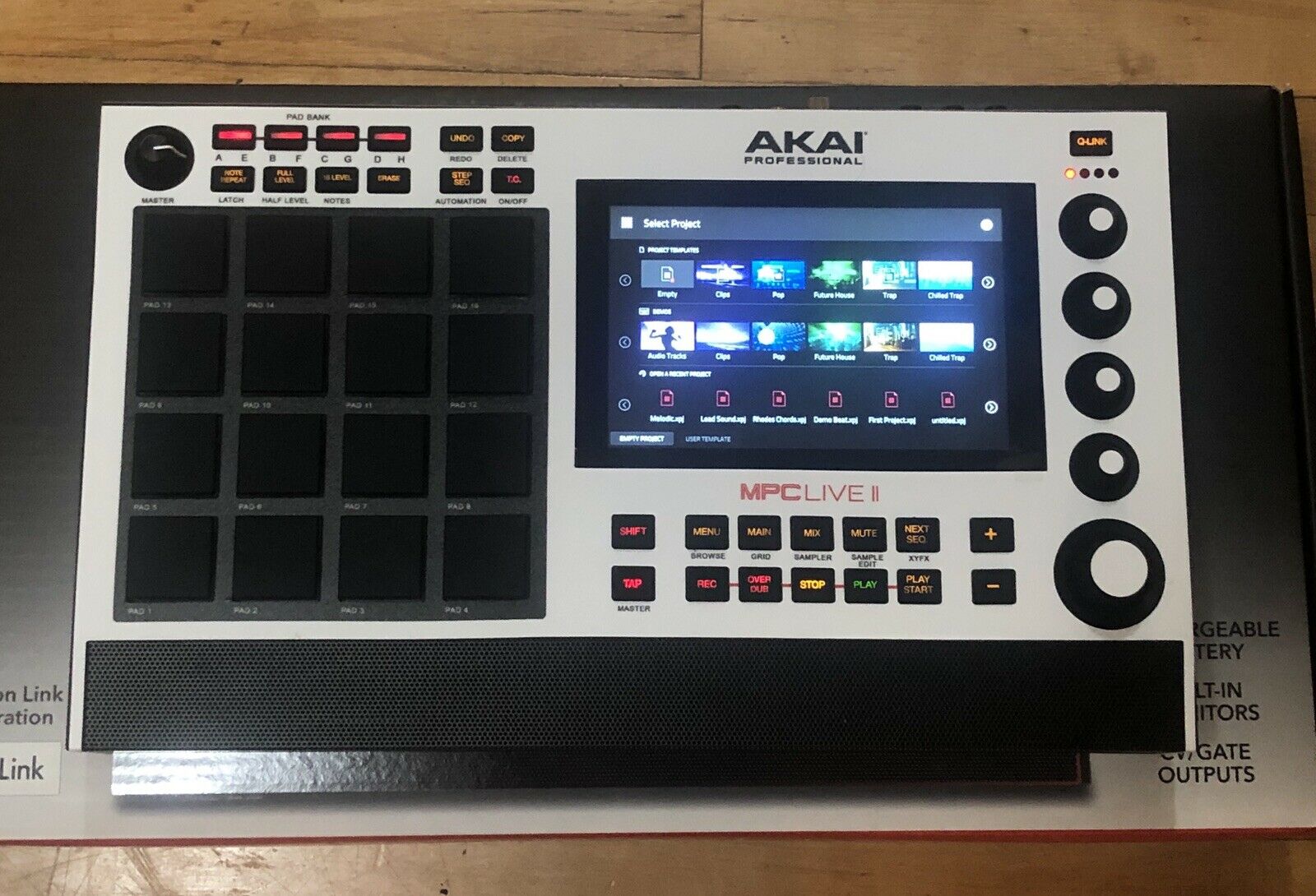 Akai Professional MPC Live II Silver — 7