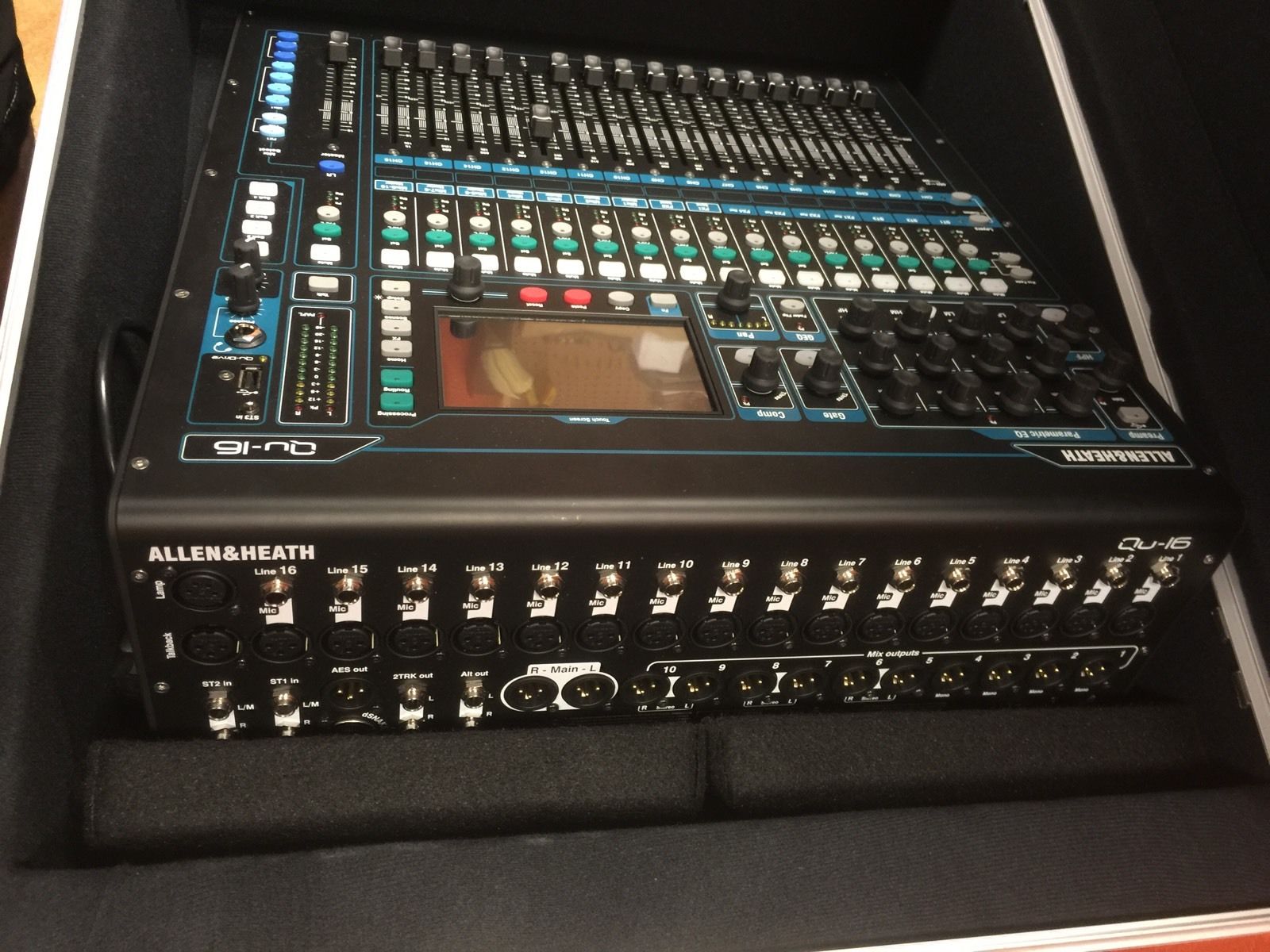 Allen & Heath Qu-16 + flight case — 3