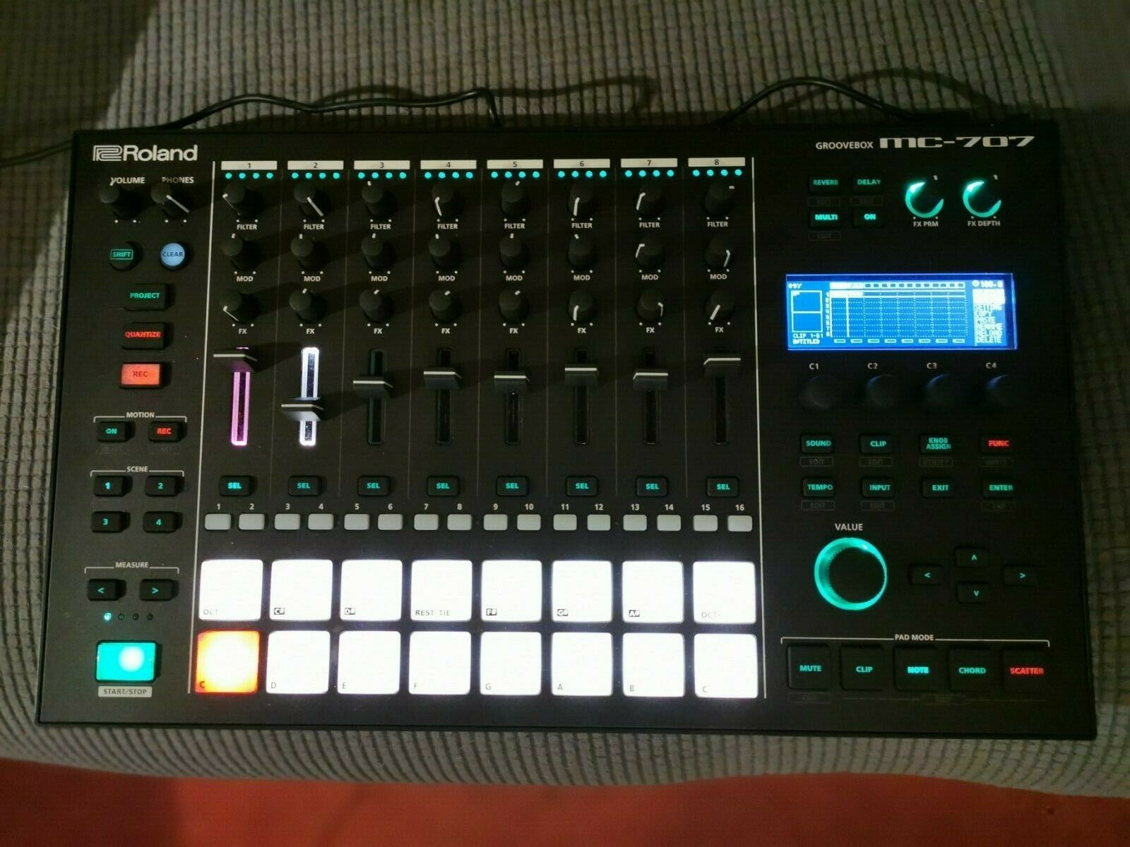 Roland MC-707 GrooveBox — État Excellent